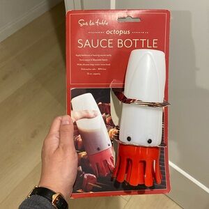 Sur la table octopus sauce bottle.